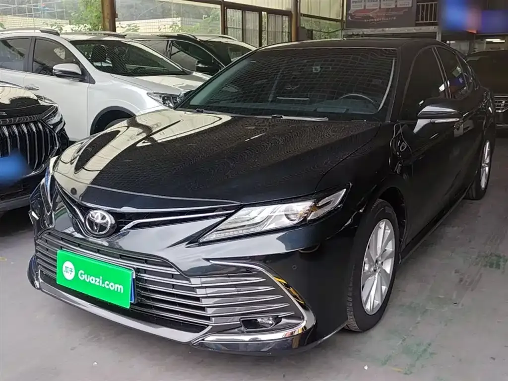 Toyota Camry — фото 1