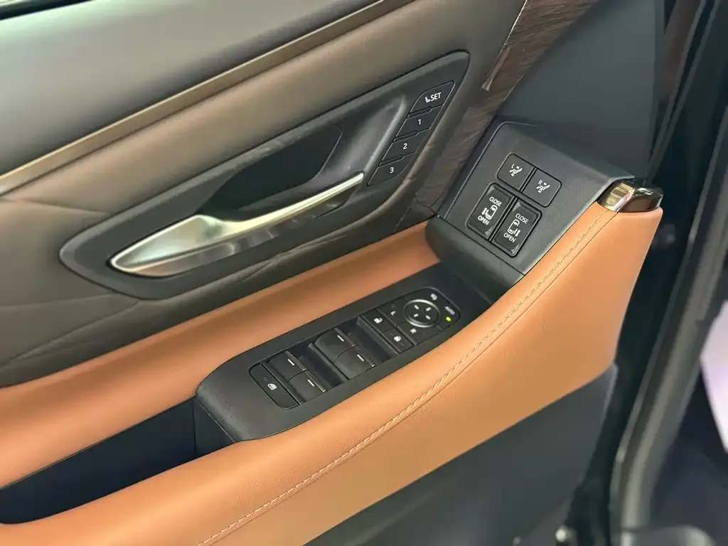 Toyota Vellfire — фото 2