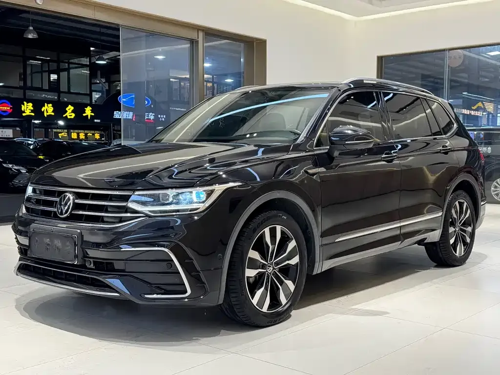 Volkswagen Tiguan L — фото 1