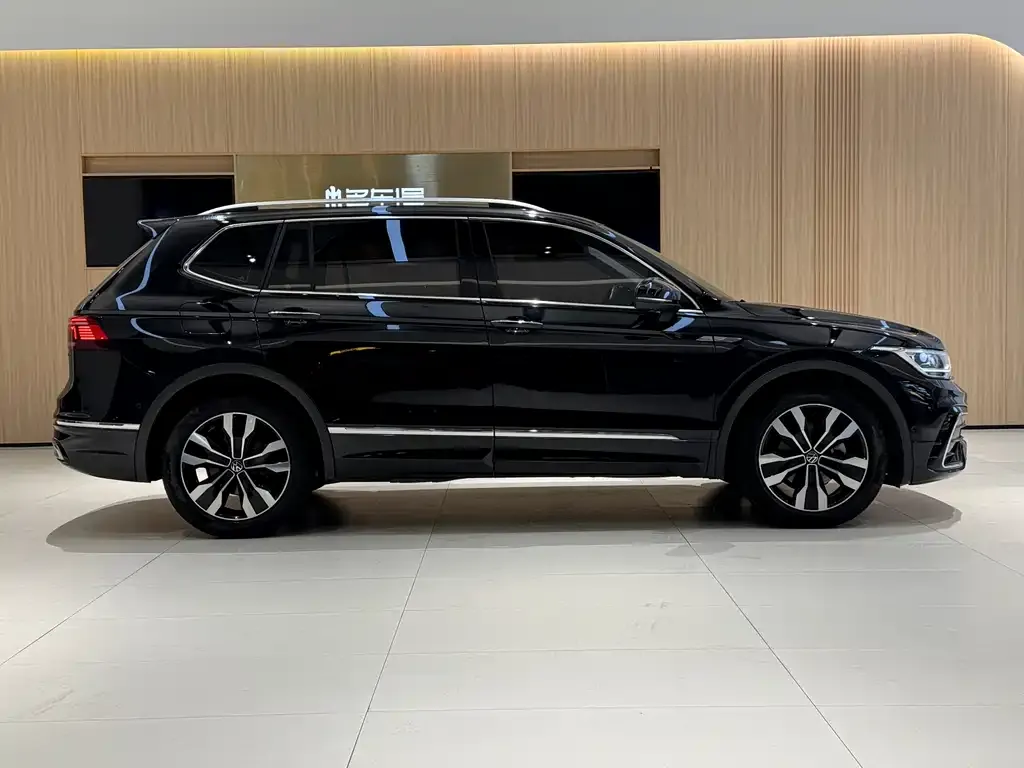 Volkswagen Tiguan L — фото 2