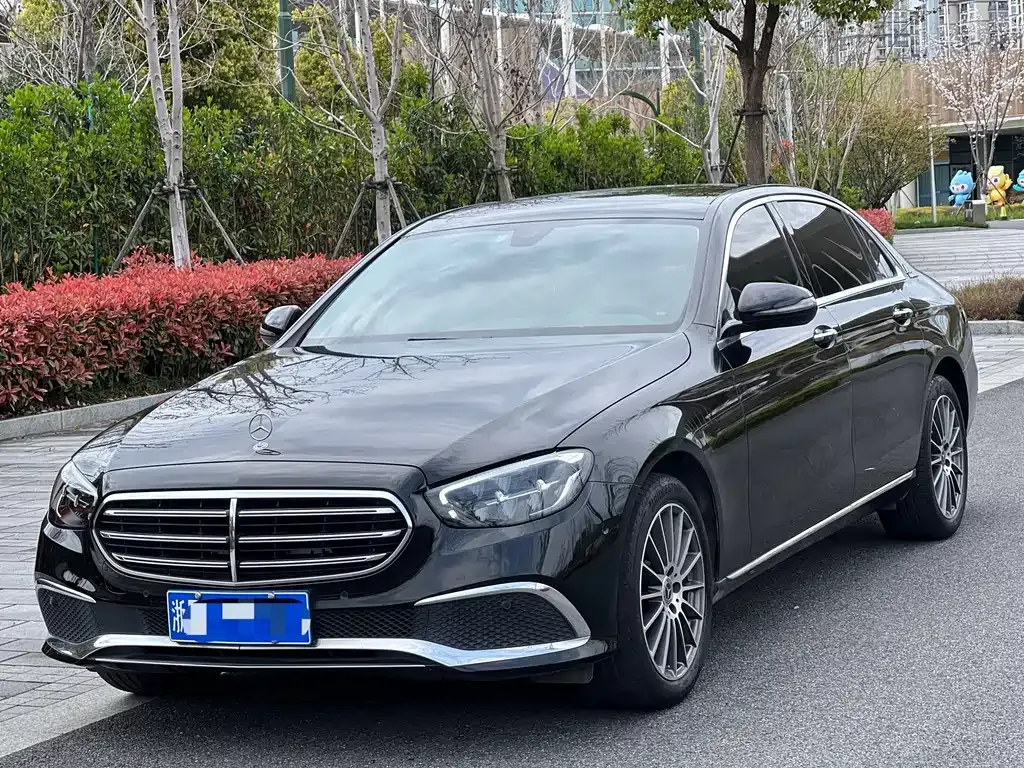 Mercedes-Benz E-Class — фото 1
