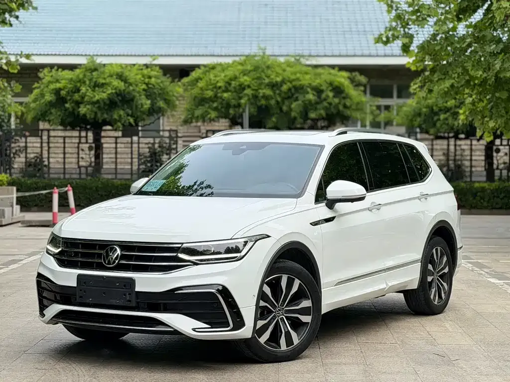 Volkswagen Tiguan L — фото 1