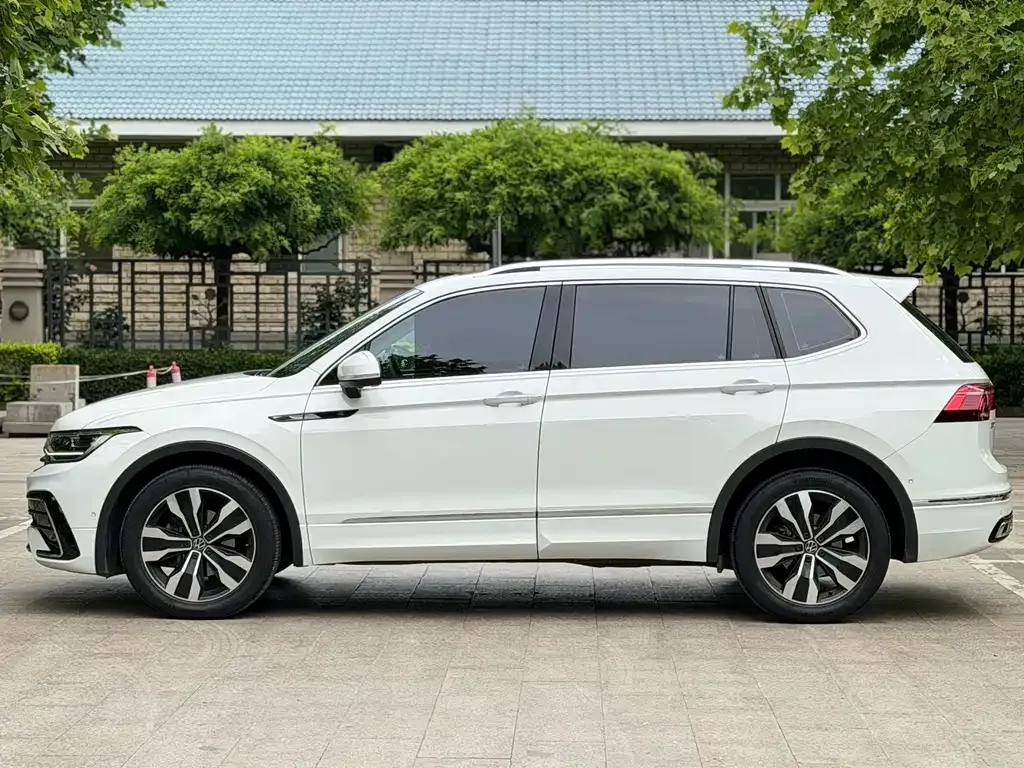 Volkswagen Tiguan L — фото 2