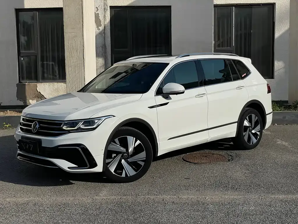 Volkswagen Tiguan L — фото 1