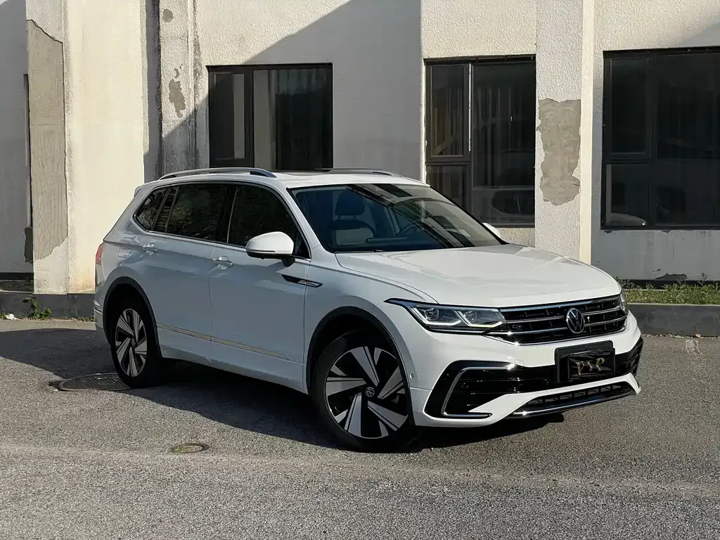 Volkswagen Tiguan L — фото 9