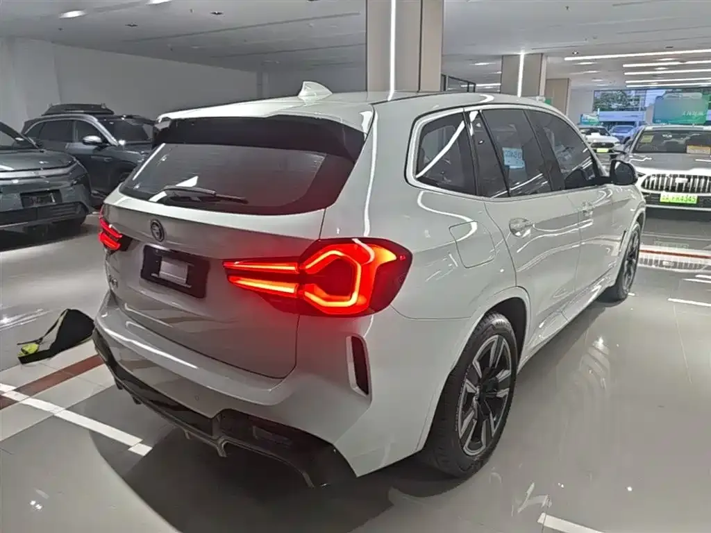 BMW iX3 — фото 6