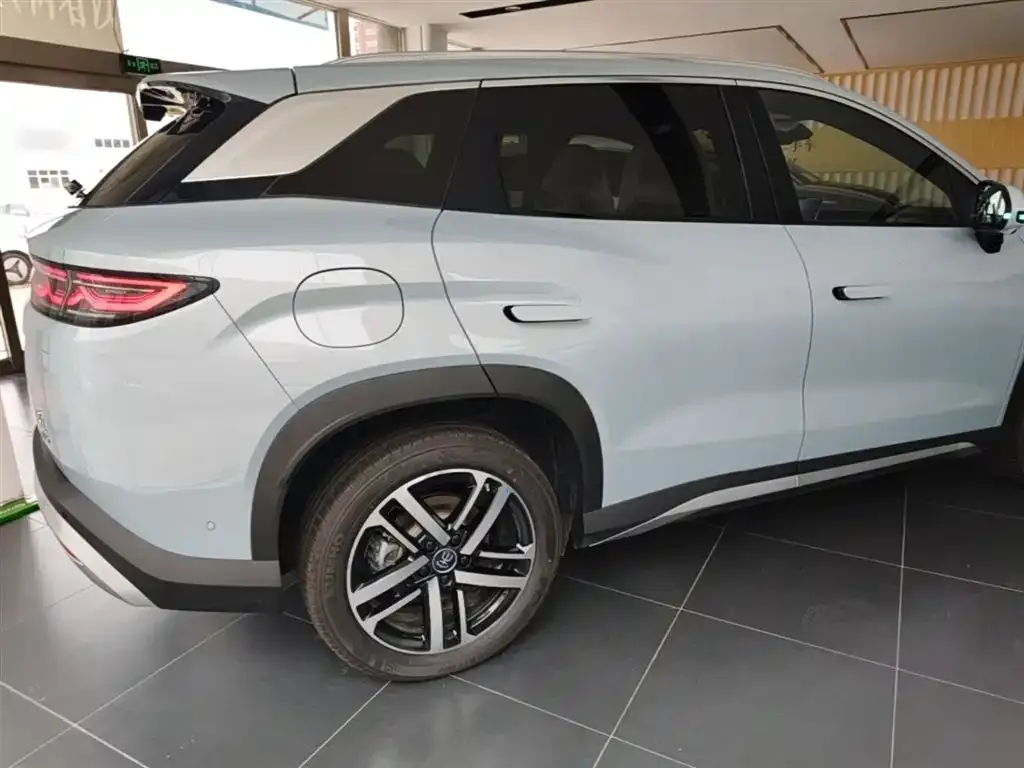 BYD L DM-i — фото 10