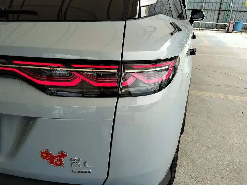 BYD L DM-i — фото 4