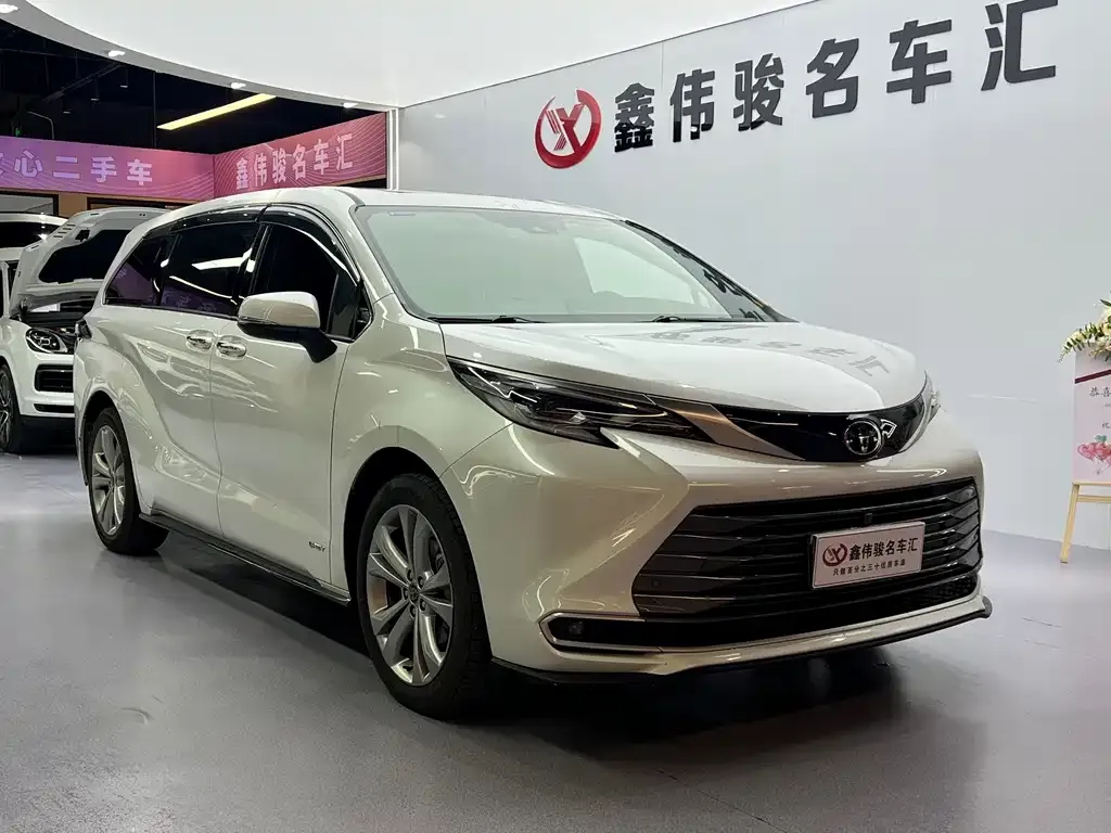 Toyota Sienna — фото 10