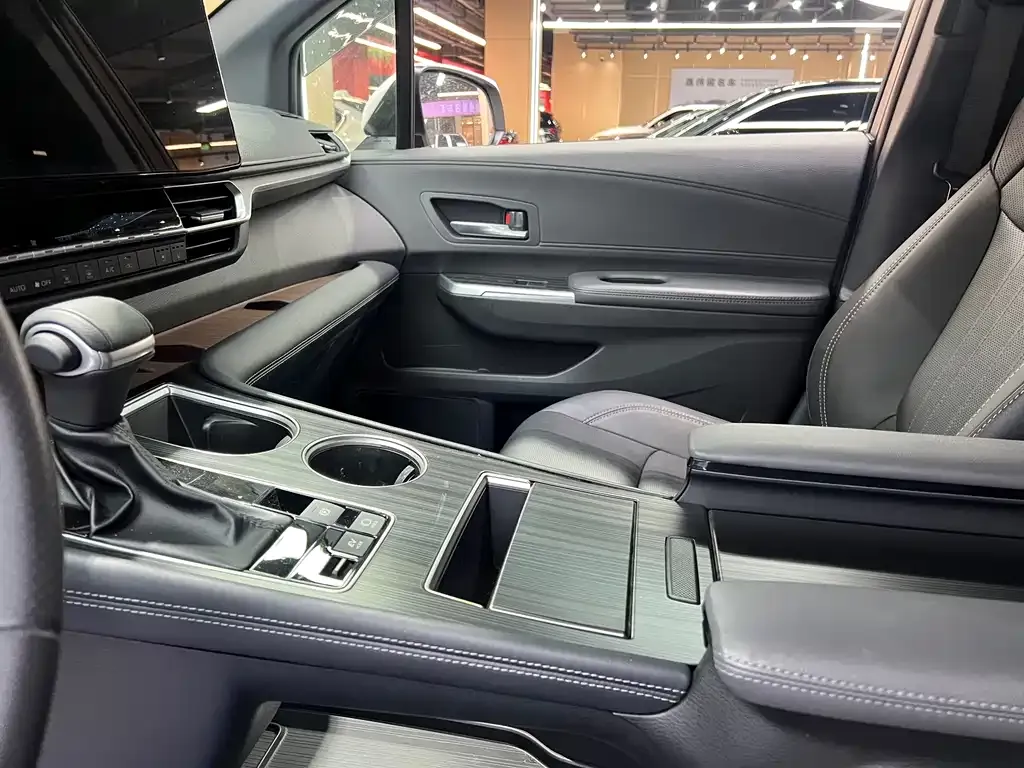 Toyota Sienna — фото 5