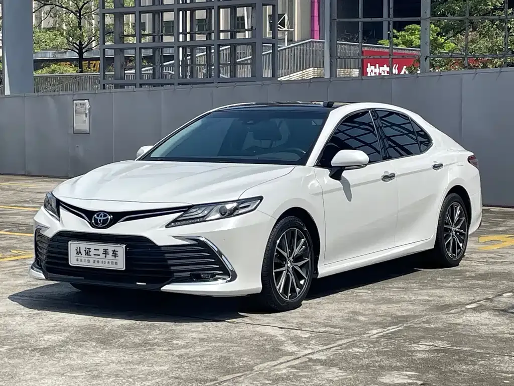 Toyota Camry — фото 1