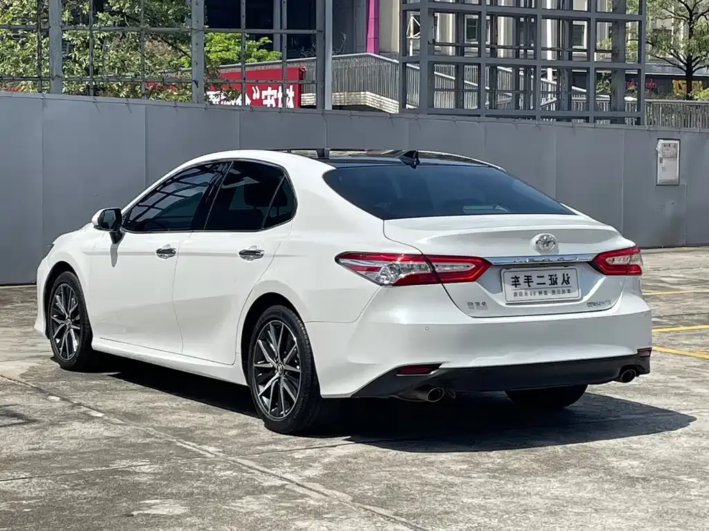 Toyota Camry — фото 8