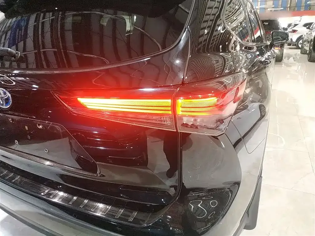 Toyota Highlander — фото 10