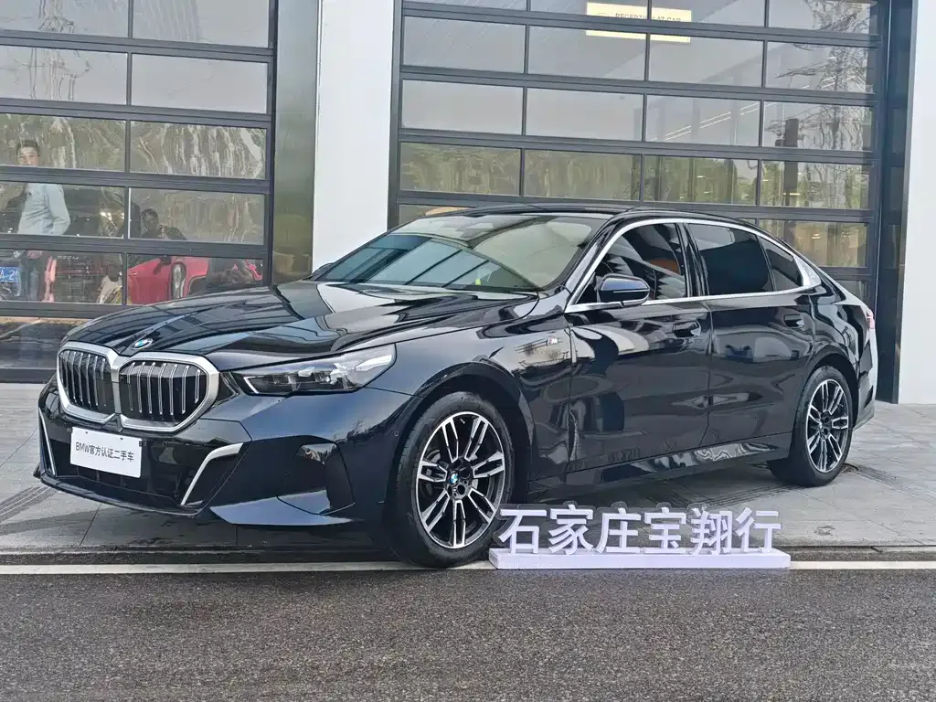 BMW 5 Series — фото 1