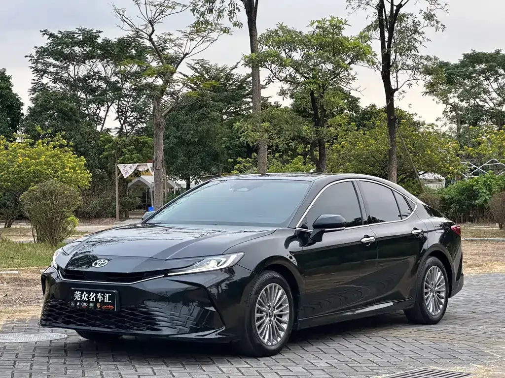 Toyota Camry — фото 1