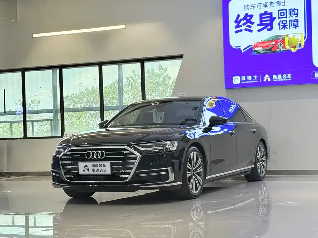Audi A8 — фото 1