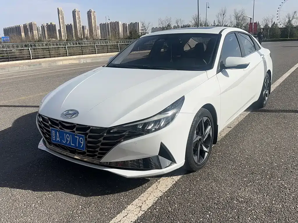 Hyundai Elantra — фото 1