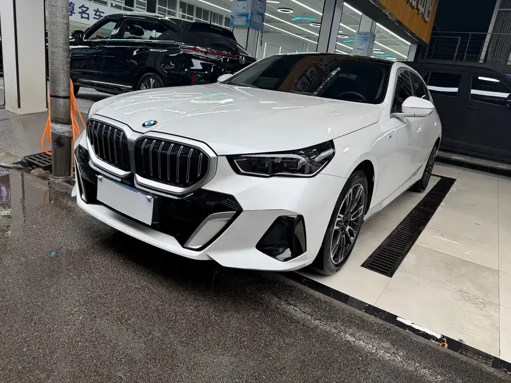 BMW 5 Series — фото 1