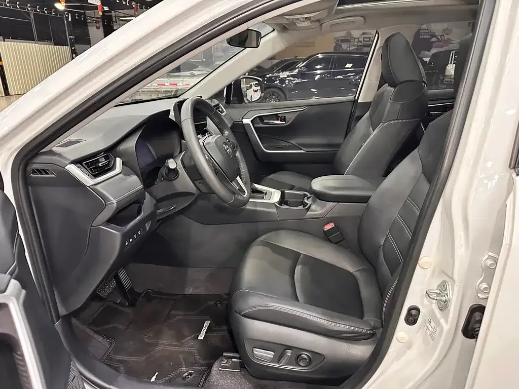 Toyota RAV4 — фото 10