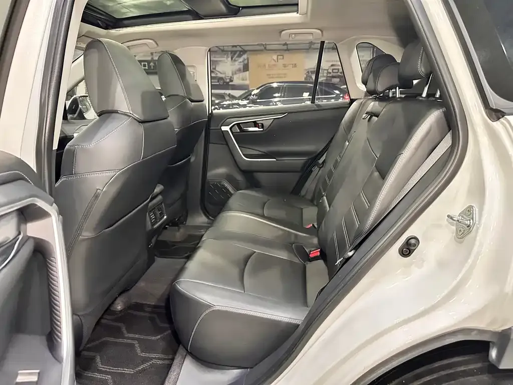 Toyota RAV4 — фото 5