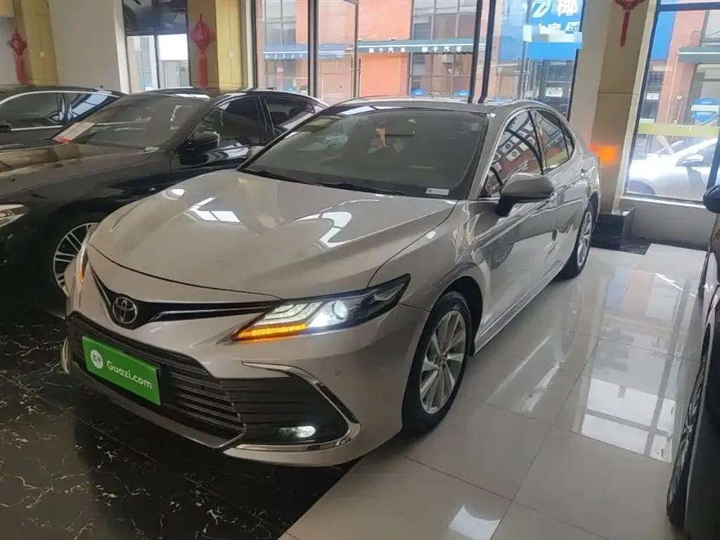 Toyota Camry — фото 1