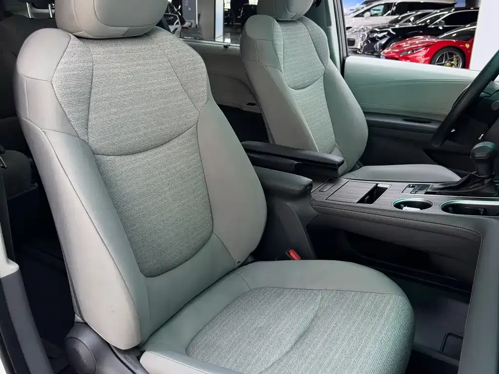 Toyota Sienna — фото 10