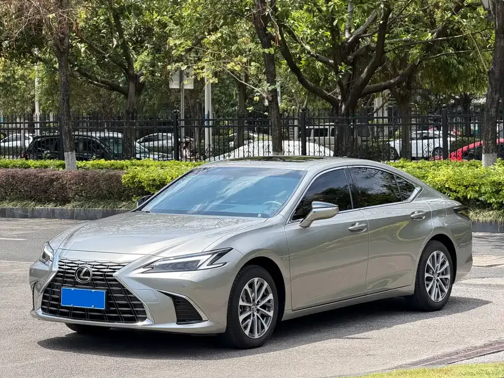 Lexus ES — фото 1