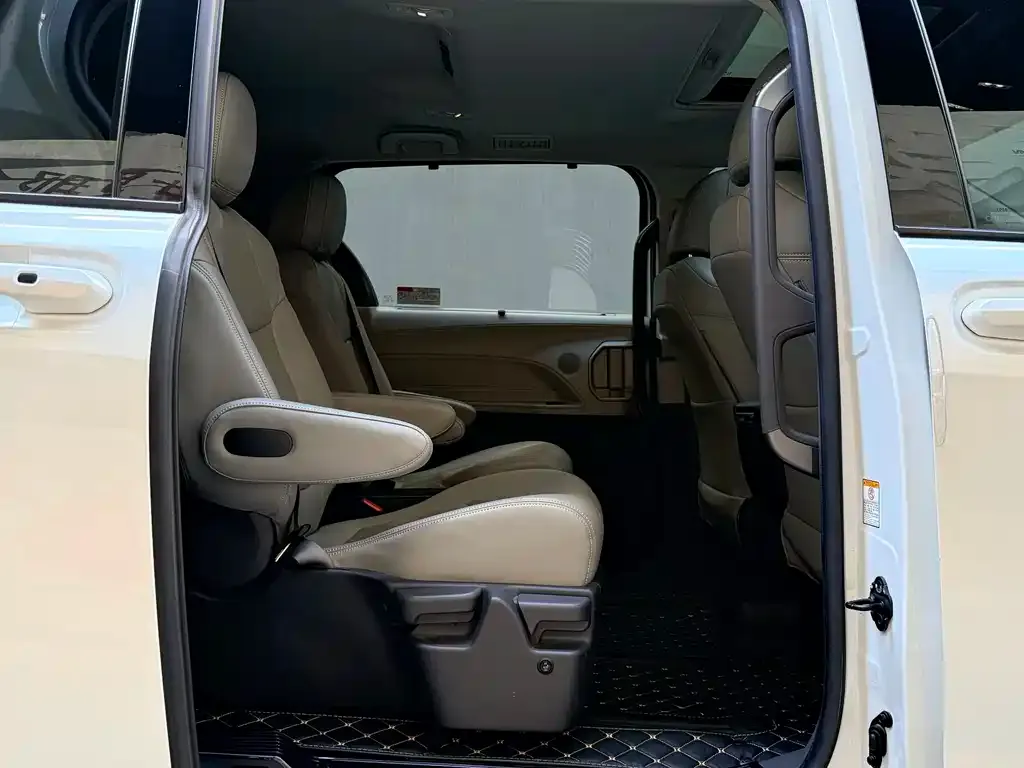 Toyota Sienna 2024 из CN, фото 2