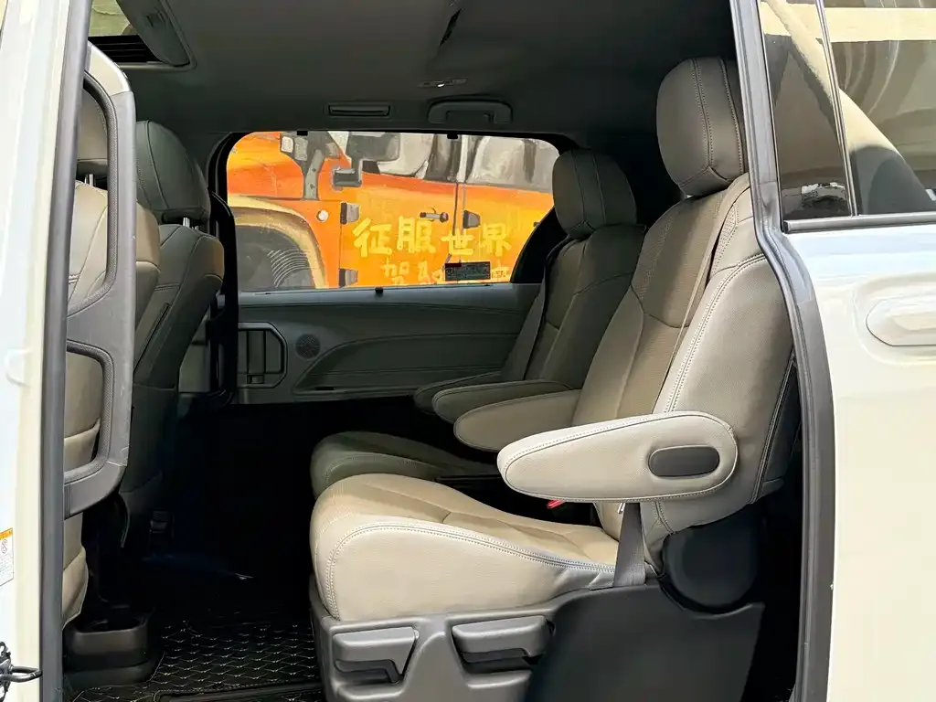 Toyota Sienna 2024 из CN, фото 4