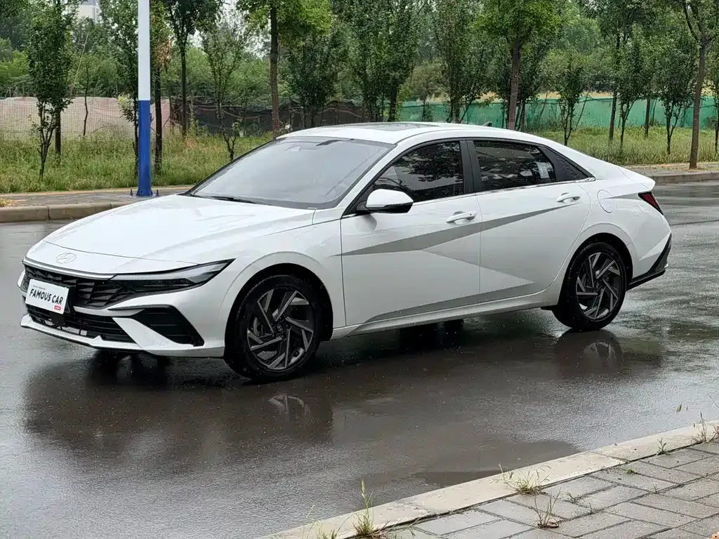 Hyundai Elantra — фото 1