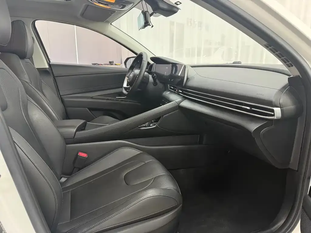 Hyundai Elantra — фото 4