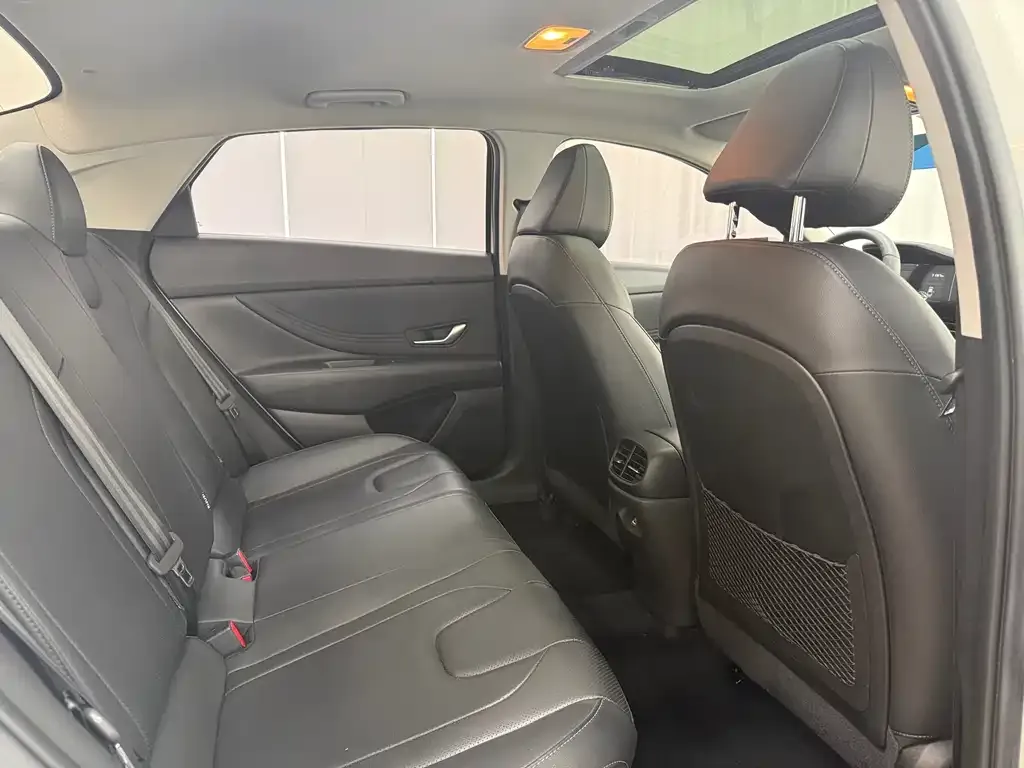 Hyundai Elantra — фото 2