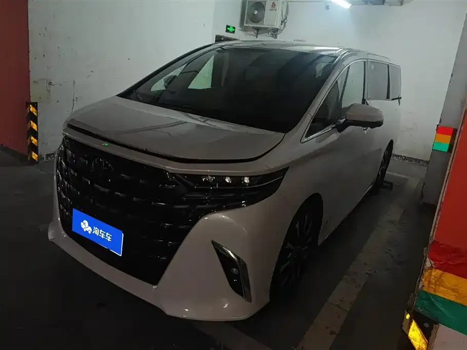 Toyota Alphard — фото 1