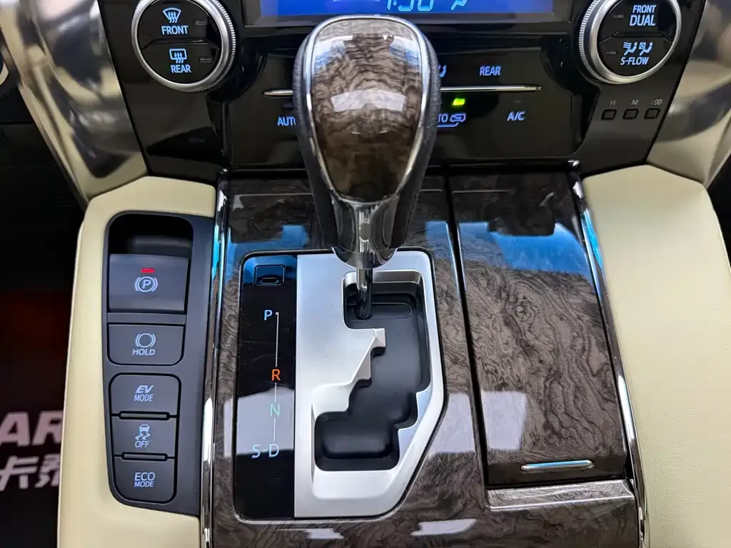 Toyota Vellfire — фото 4