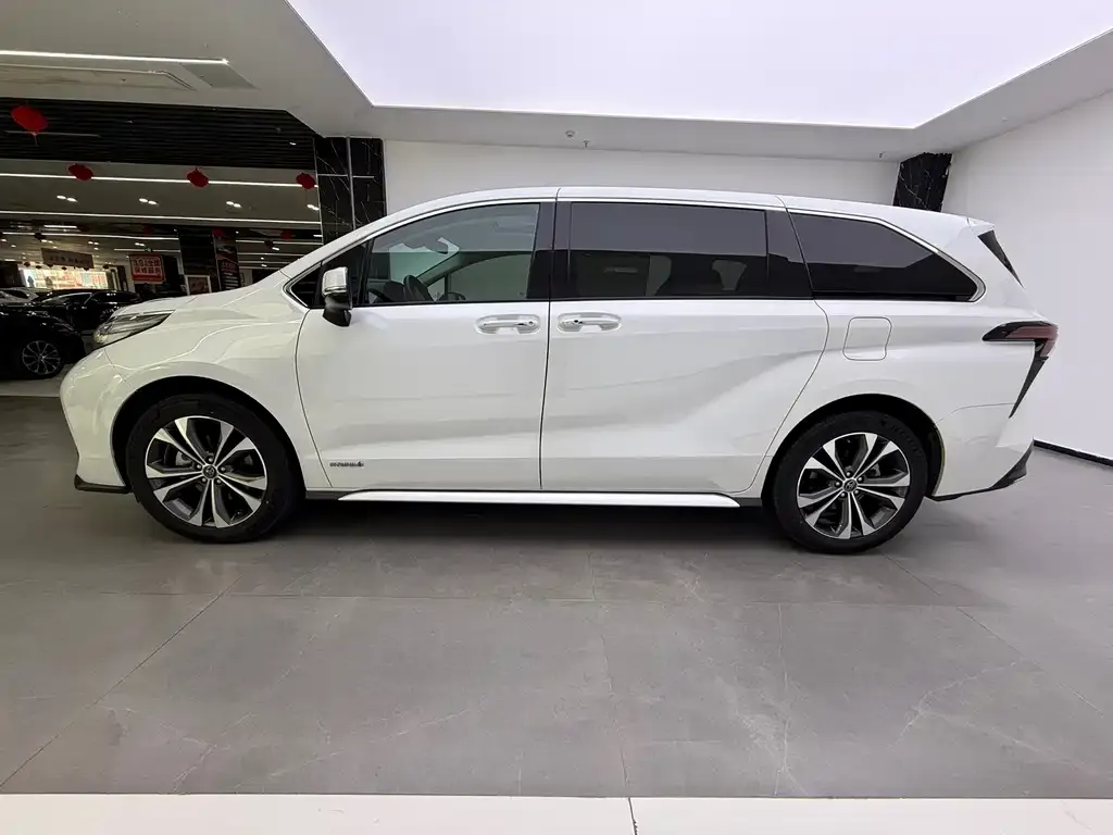 Toyota Granvia 2024 из CN, фото 2