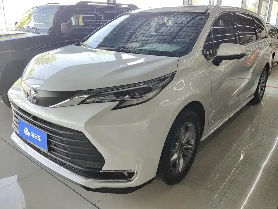Toyota Sienna — фото 1