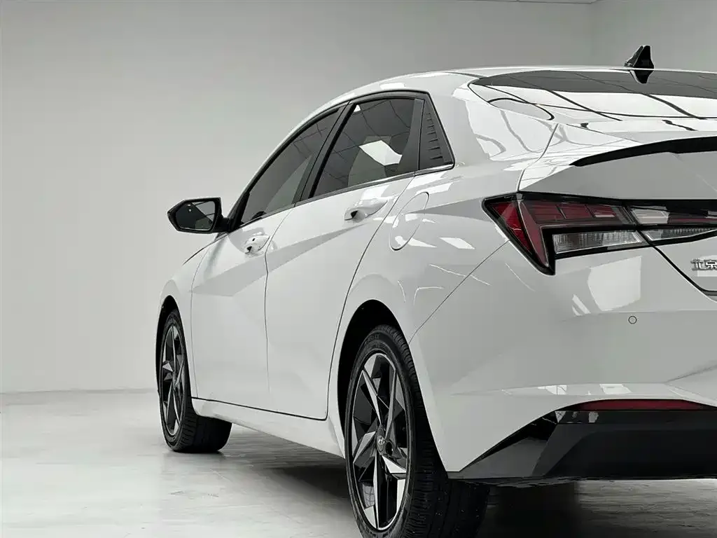 Hyundai Elantra — фото 4