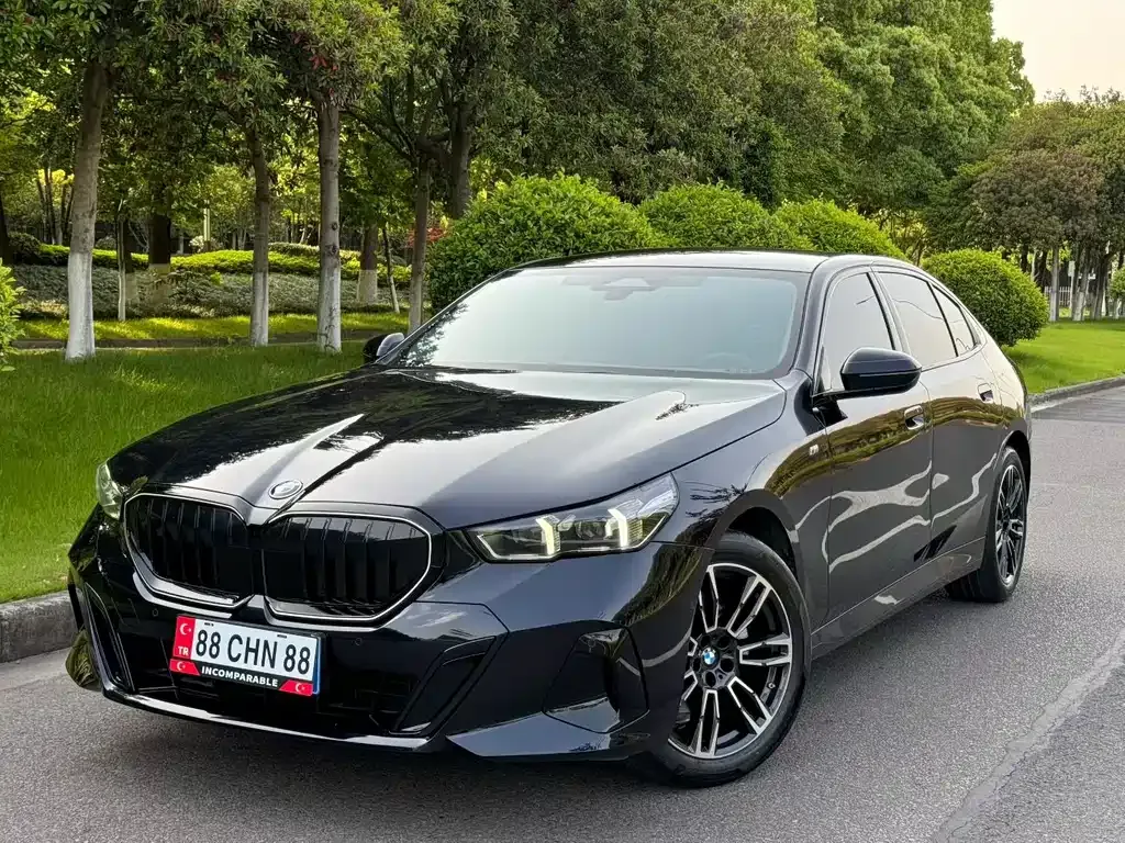BMW 5 Series — фото 1