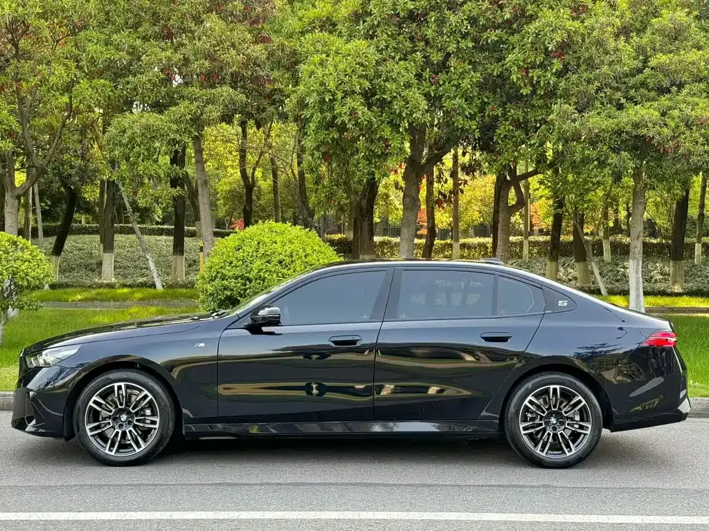 BMW 5 Series — фото 5