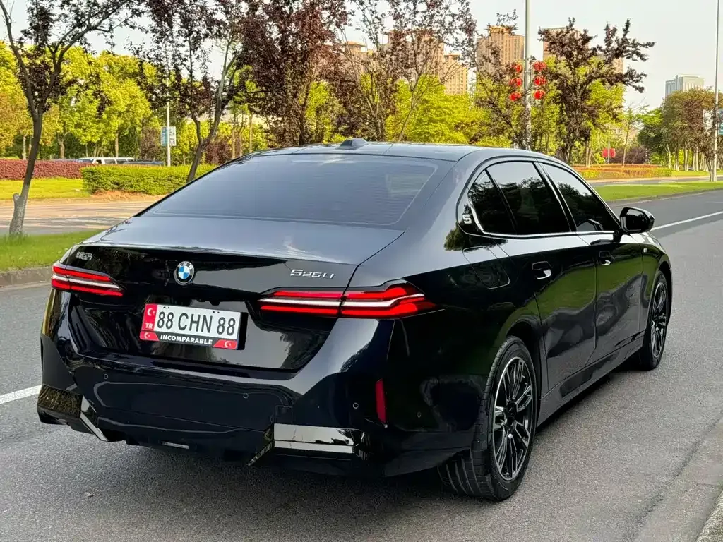 BMW 5 Series — фото 9