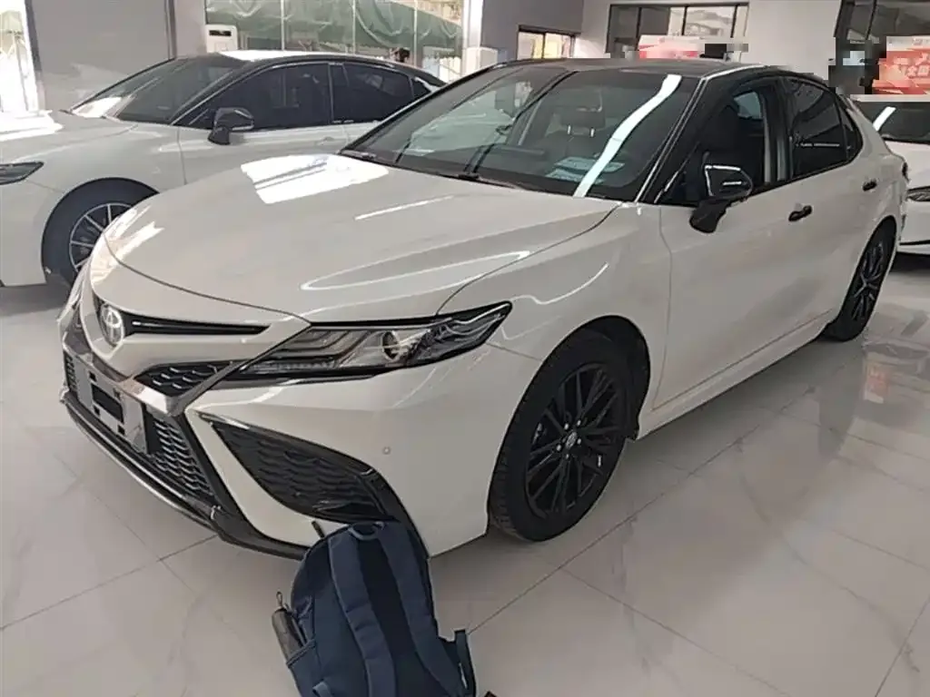Toyota Camry — фото 1