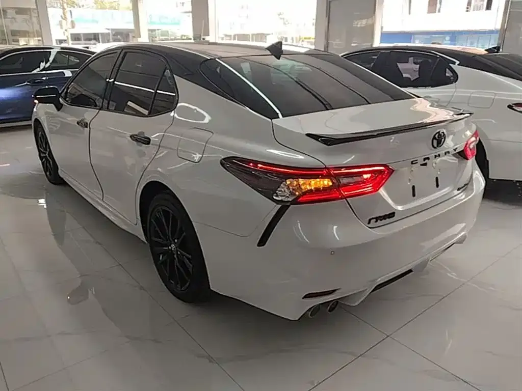 Toyota Camry — фото 4