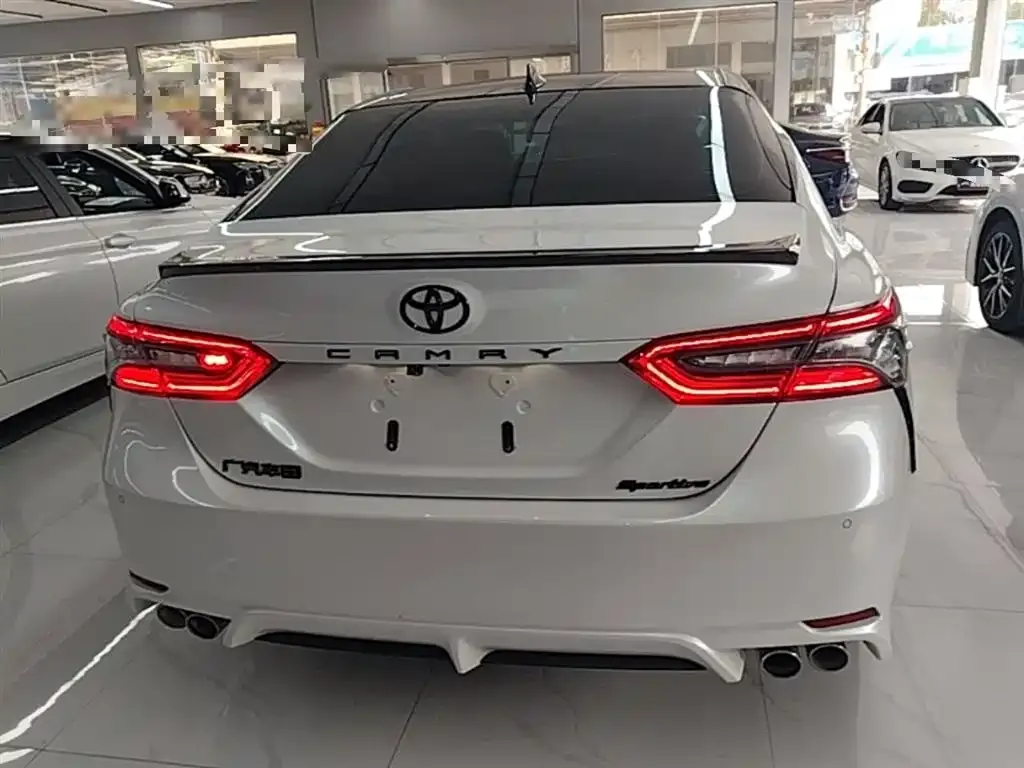 Toyota Camry — фото 2