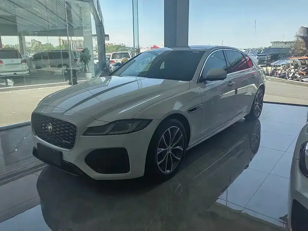 Jaguar XFL — фото 1
