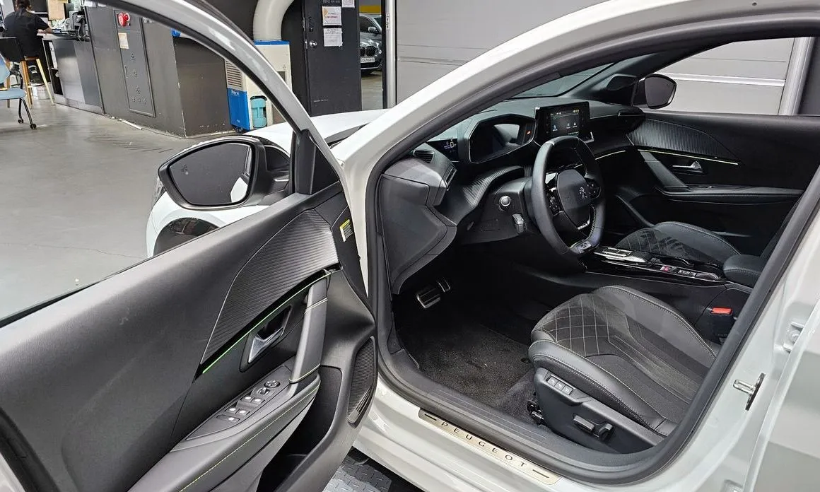 Peugeot 208 2023 из KR, фото 7