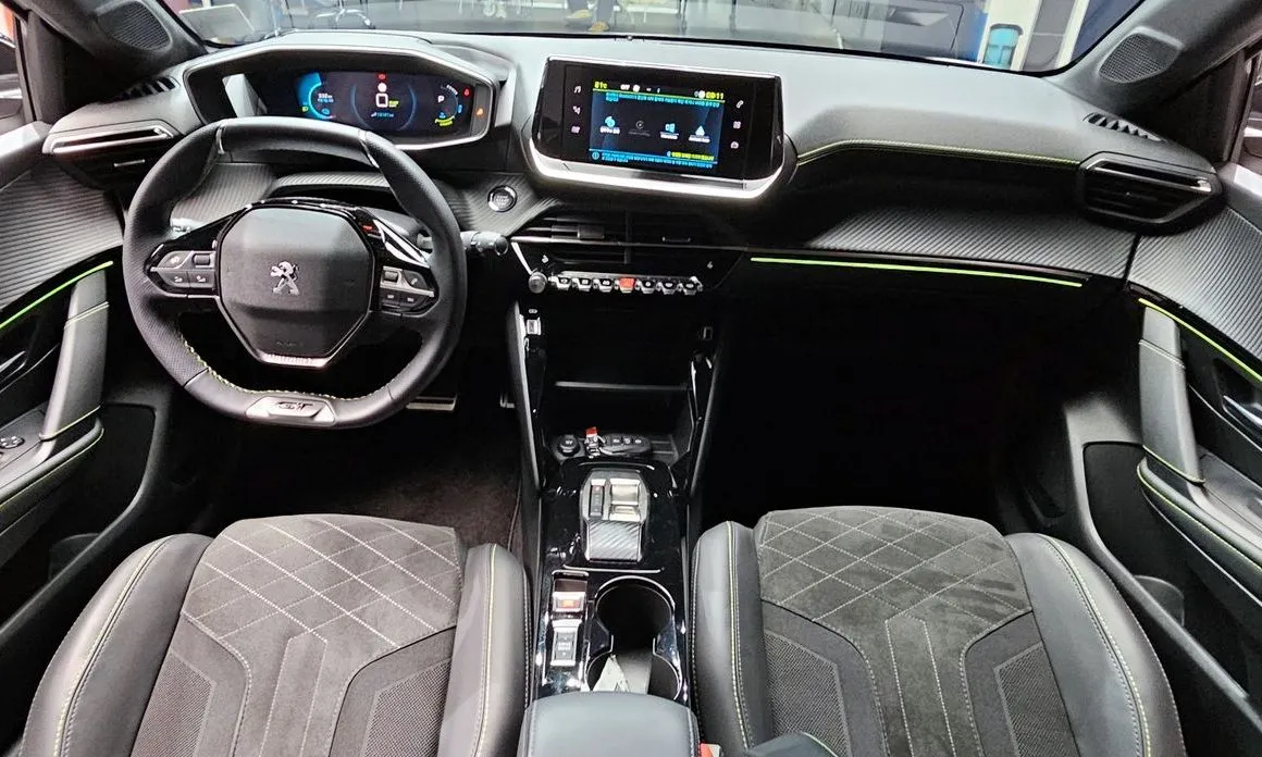 Peugeot 208 2023 из KR, фото 8