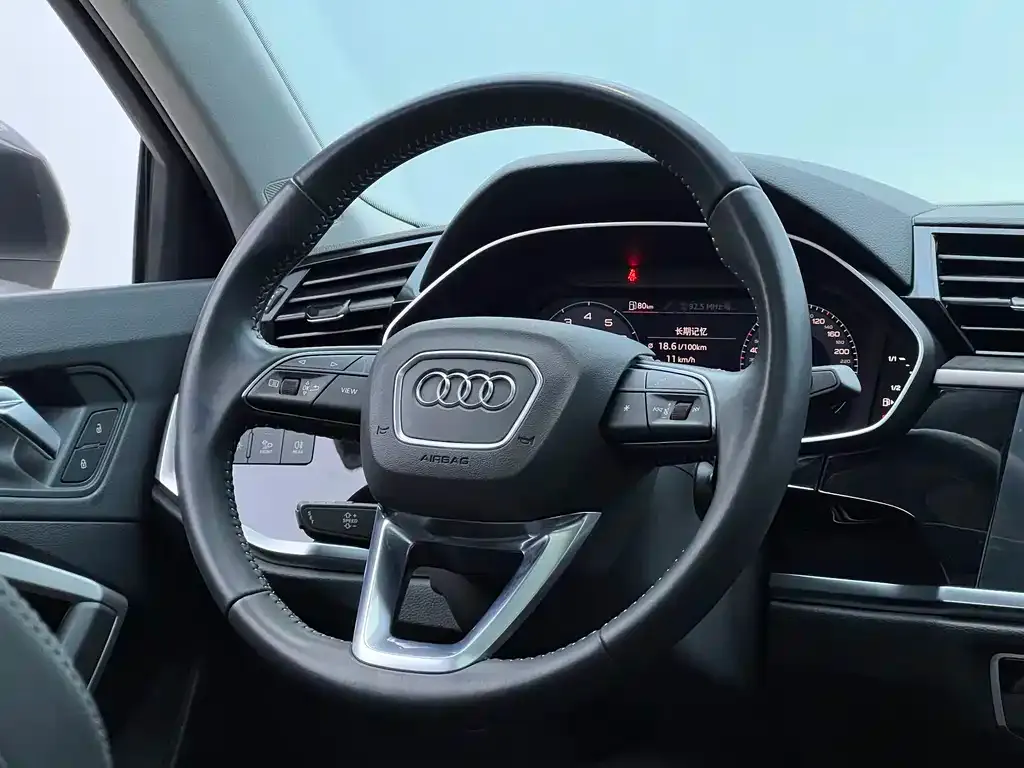 Audi Q3 — фото 9