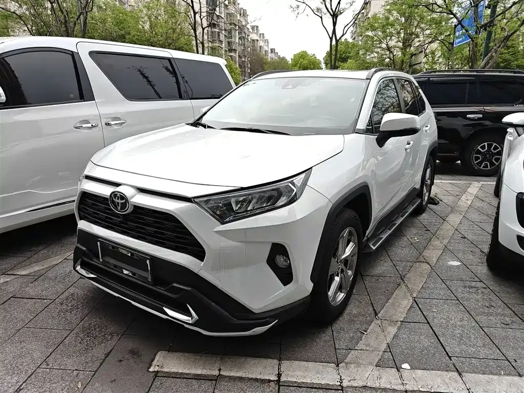 Toyota RAV4 — фото 1