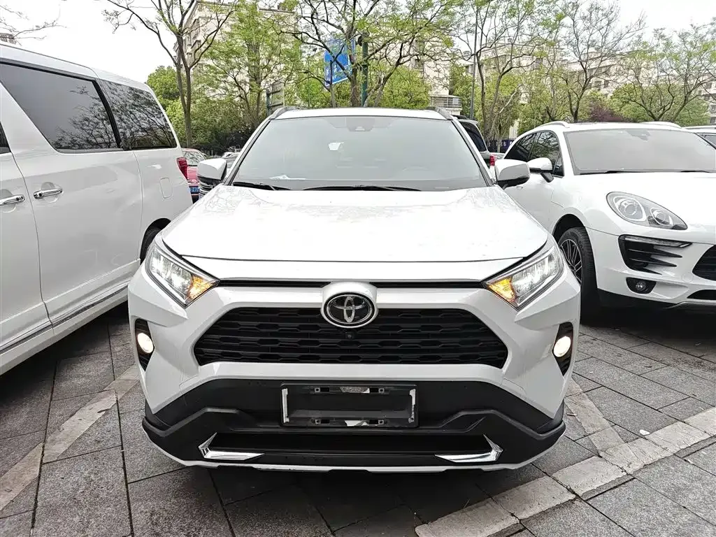Toyota RAV4 — фото 8