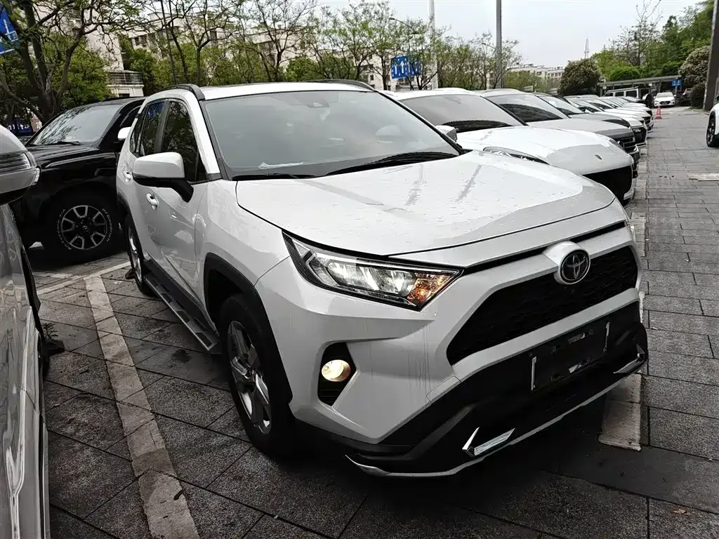 Toyota RAV4 — фото 7
